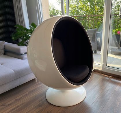 Поворотне футуристичне крісло шар Ball Chair з акустичним витишенням біло-чорне