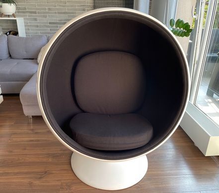Поворотне футуристичне крісло шар Ball Chair з акустичним витишенням біло-чорне