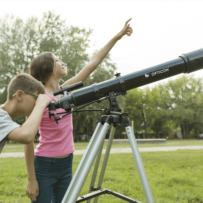 Астрономический телескоп-очень хороший подарок для самых маленьких. 